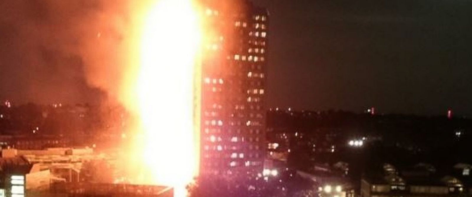 VIDEO: Incendiu URIAȘ în Londra. Un bloc cu 24 de etaje arde violent – update