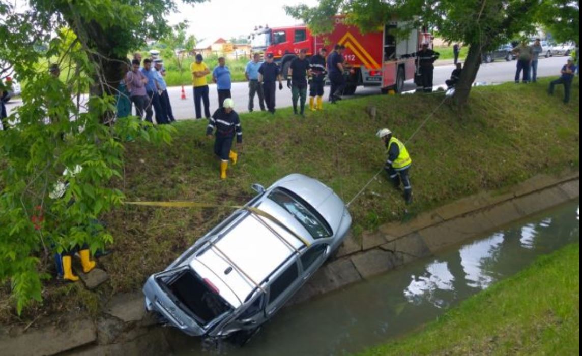 BRĂILA: Mașină căzută într-un canal de irigaţii. Intervenție a scafandrilor