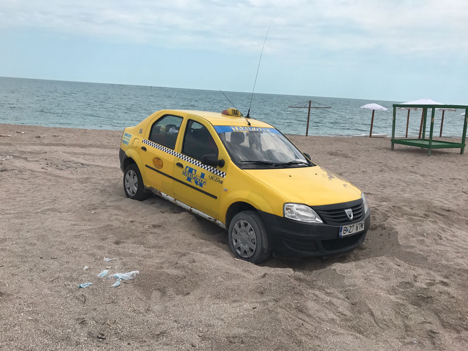 FOTO – CONSTANȚA: Tineri teribiliști, amendați după ce și-au parcat mașinile pe nisip