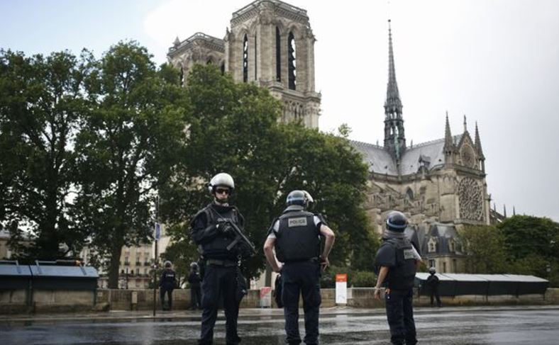 FRANȚA: Polițist rănit la Paris într-un ATAC cu armă albă