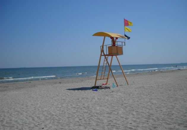 Plajele de pe litoral se umplu încetul cu încetul. Unde sunt salvamarii?