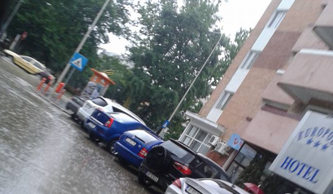 TULCEA/FOTO: Trafic rutier dificil din cauza ploii