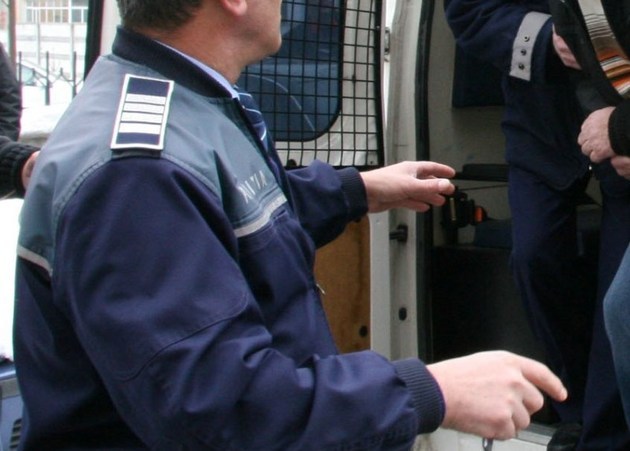 CERNAVODĂ: Doi bărbați reținuți după ce au agresat polițiștii și au lovit mașina acestora
