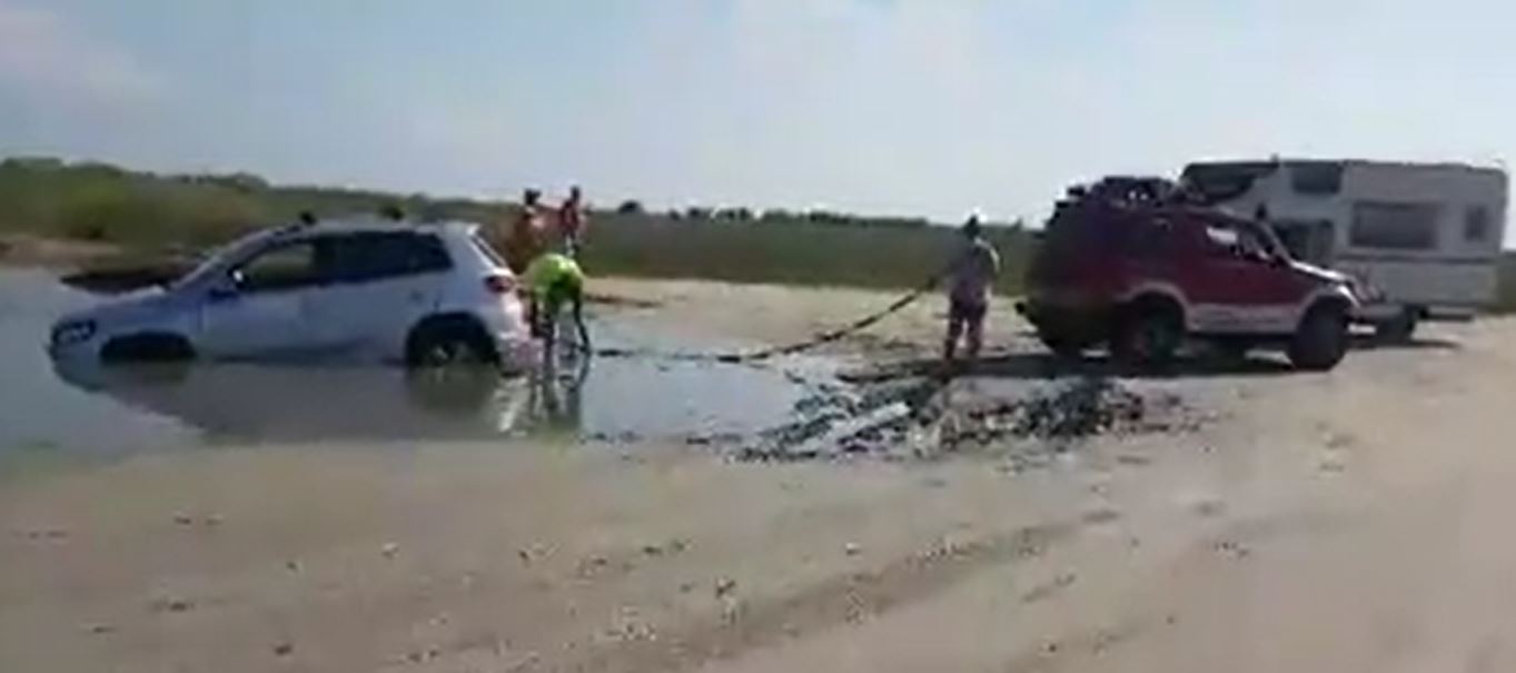 VIDEO/Împotmolit cu SUV-ul în apă și nisip lângă plaja din VADU