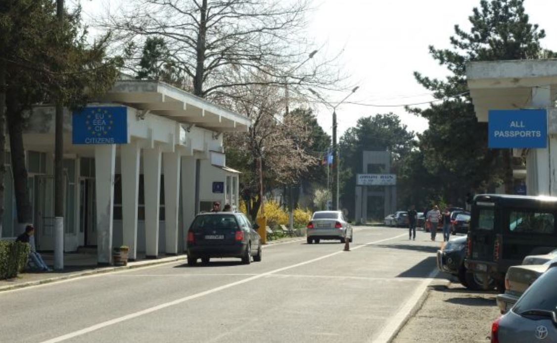 Beat la volan un constănțean a forțat trecerea spre Bulgaria la Vama Veche. Acesta avea și permisul suspendat