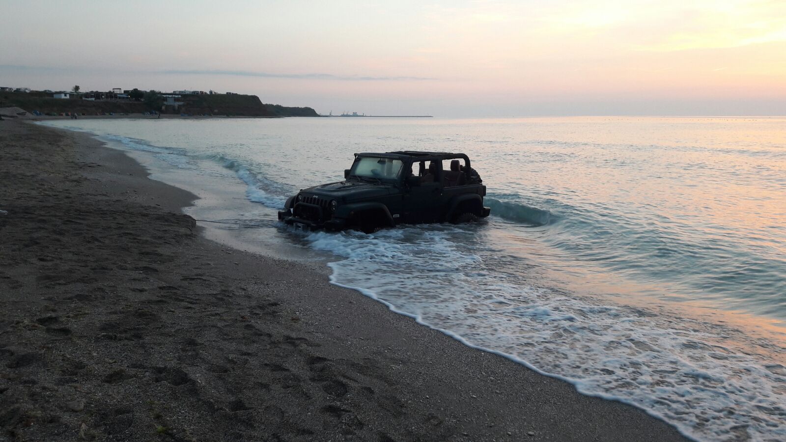 VIDEO/În VAMA VECHE, și mașinile fac baie în mare!