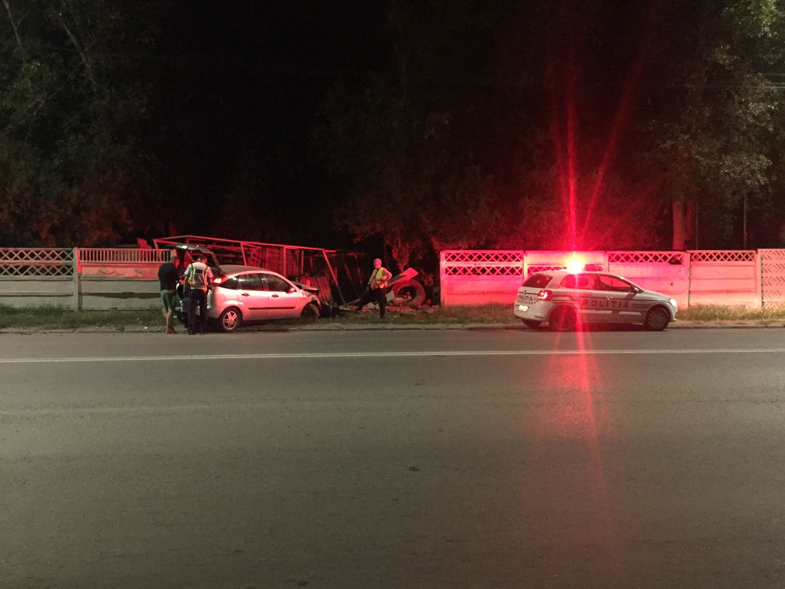FOTO/Un autoturism a spulberat un gard de beton pe bulevardul Aurel Vlaicu