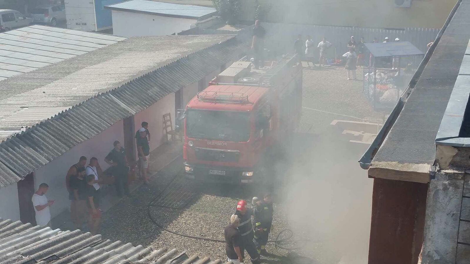 FOTO/Panică la EFORIE: Incendiu la autoservire!