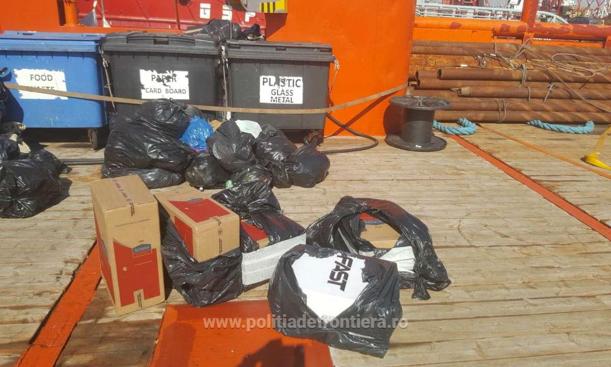 FOTO – CONSTANȚA: Poliţiştii de frontieră au descoperit țigări de contrabandă ascunse în tomberoane
