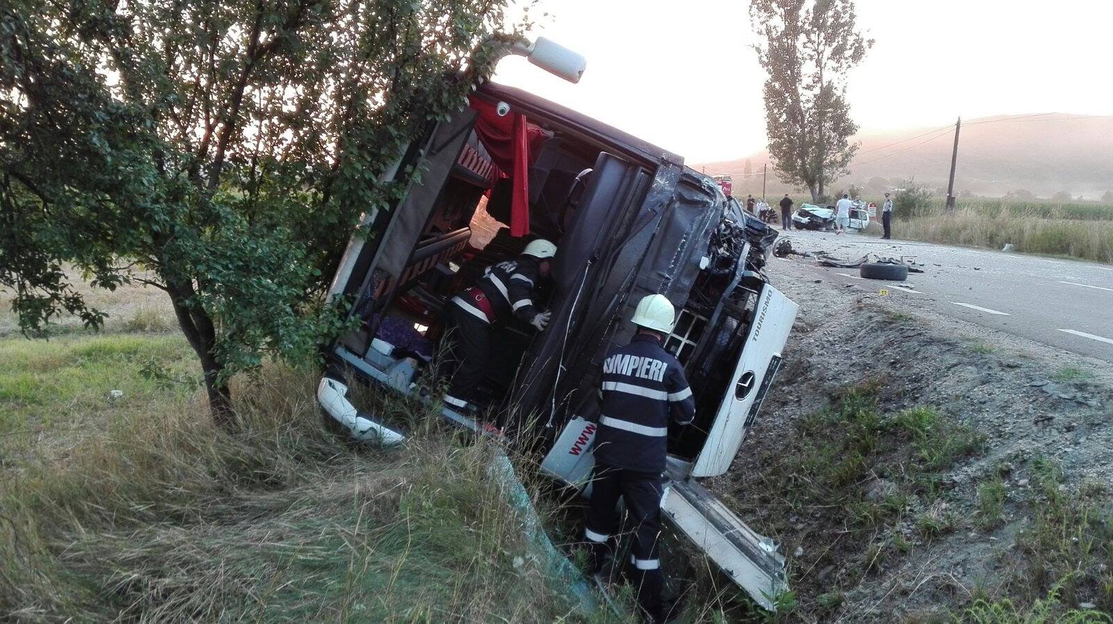 CLUJ: Opt persoane duse la spital în urma unui accident între un autocar și un autoturism