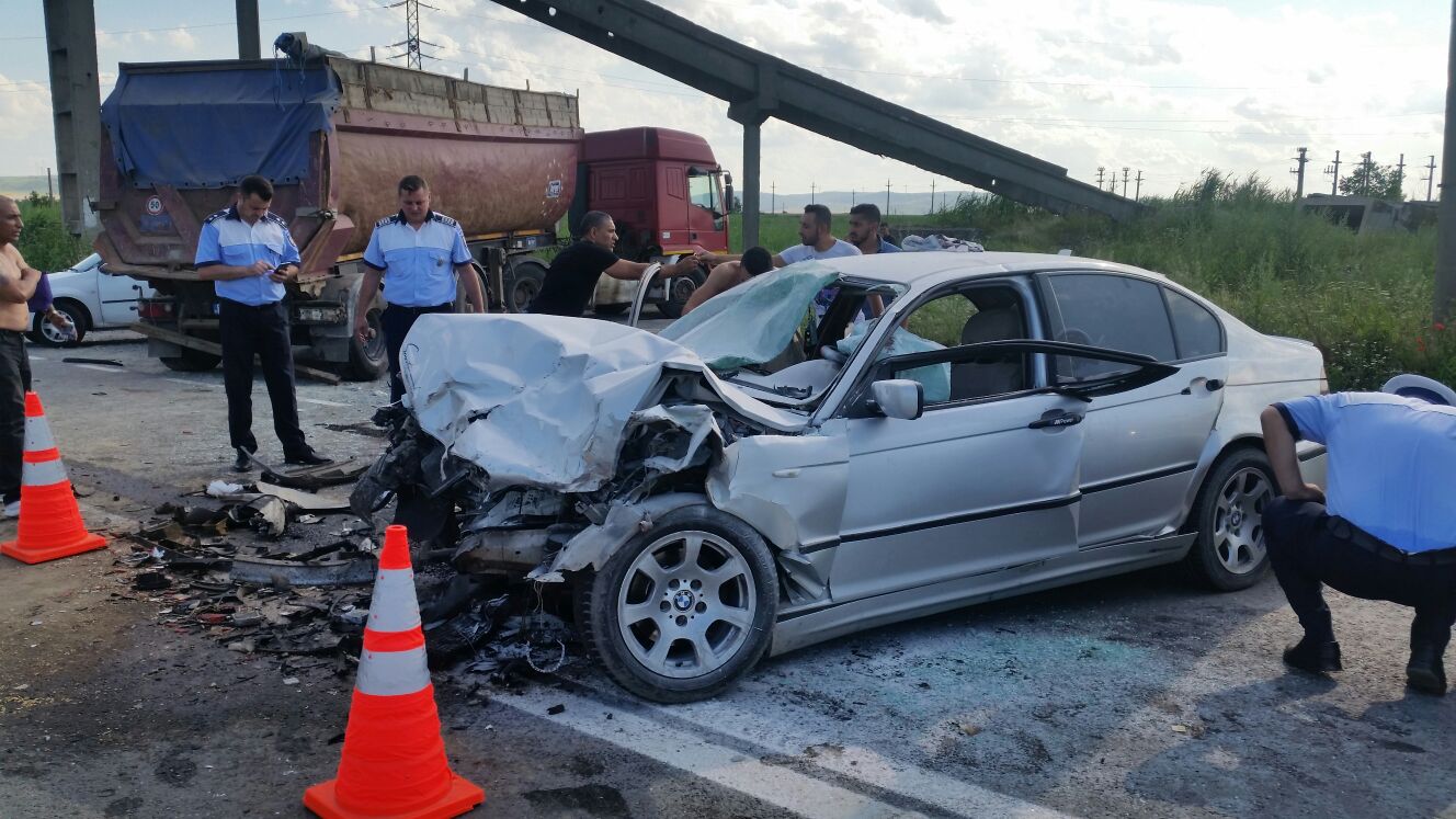 FOTO – TULCEA: CINCI victime în urma unui accident produs între un camion și un autoturism