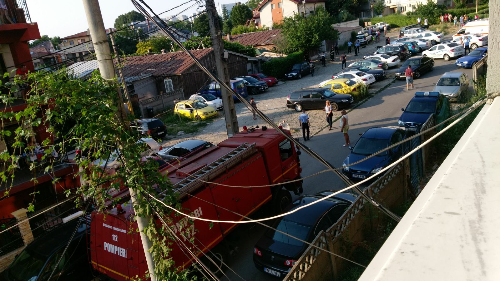 FOTO: Tentativă de suicid în CONSTANȚA. O persoană amenință că se aruncă de pe un stâlp
