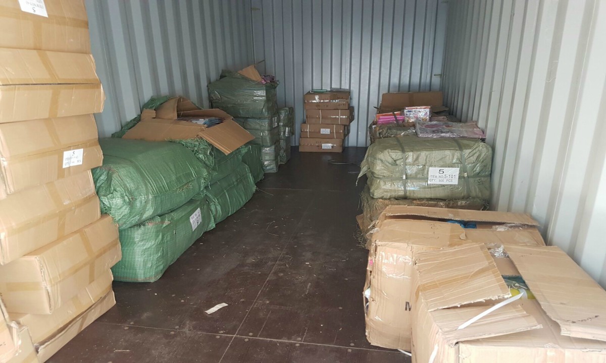FOTO/Bunuri contrafăcute sau nedeclarate, descoperite într-un container în Portul AGIGEA