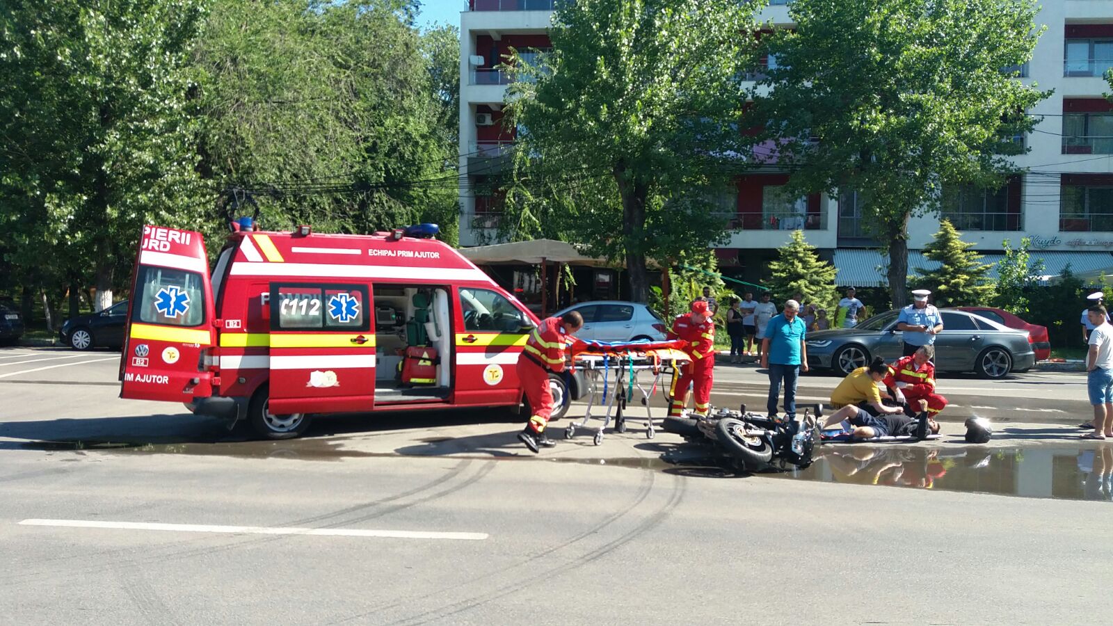Foto/ CONSTANȚA: Motociclist spulberat de un șofer neatent și pieton lovit pe „zebră”