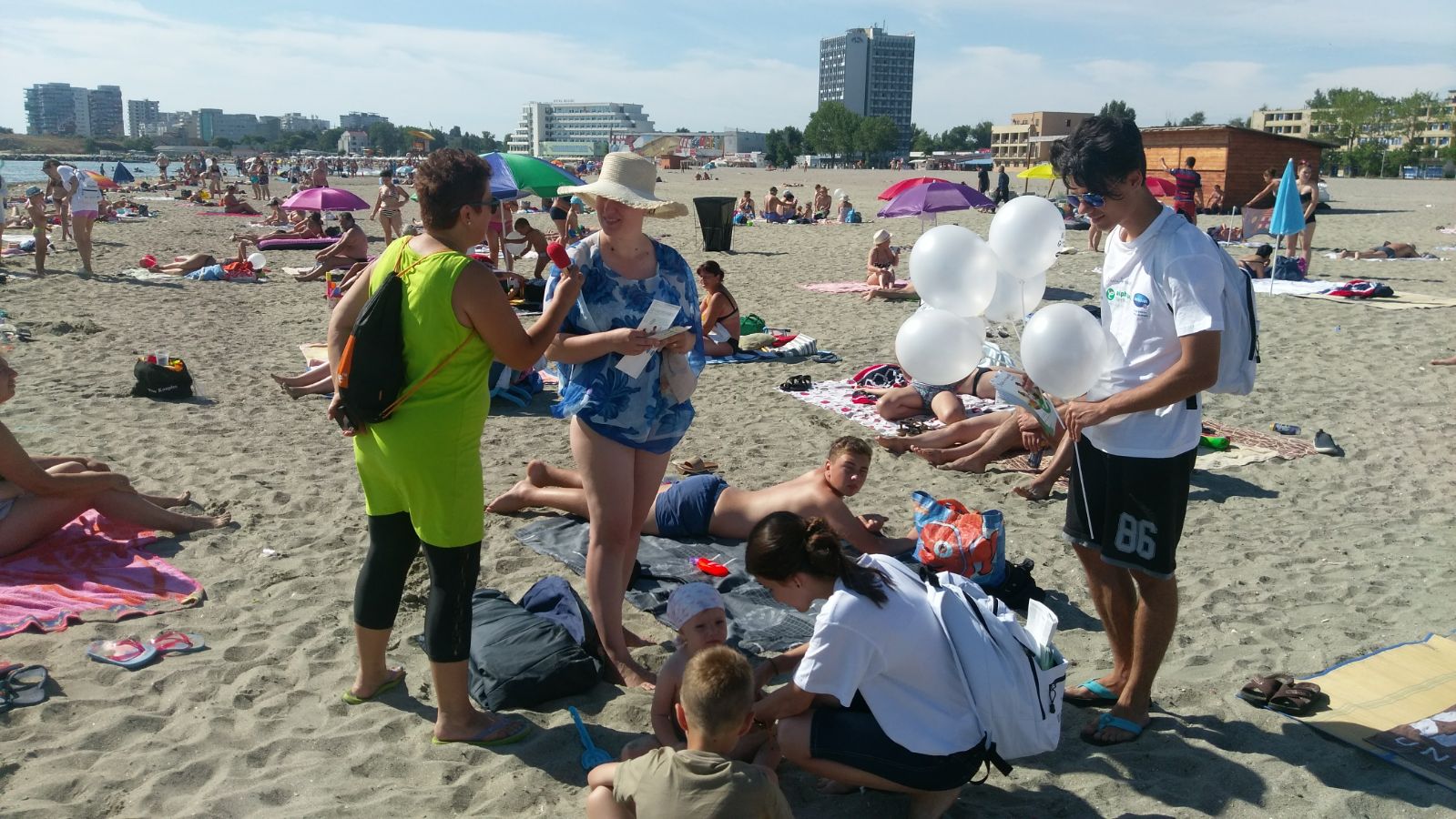 AUDIO – Brățara de Vacanță, primită cu mult entuziasm de turiștii de pe plaja din Mamaia