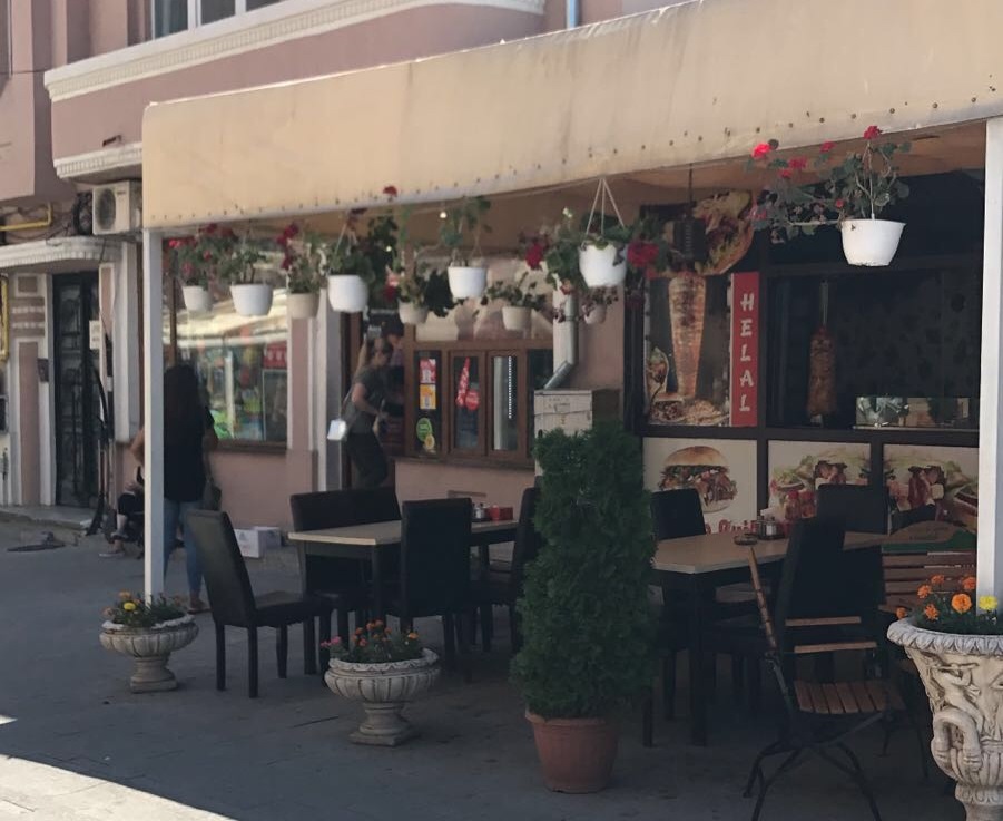 VIDEO/FOTO: CONSTANȚA – Produse expirate depozitate pe podea, descoperite la o terasă din zona Peninsulară