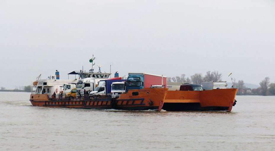 TULCEA: Timpul de traversare cu bacul a Dunării s-a dublat