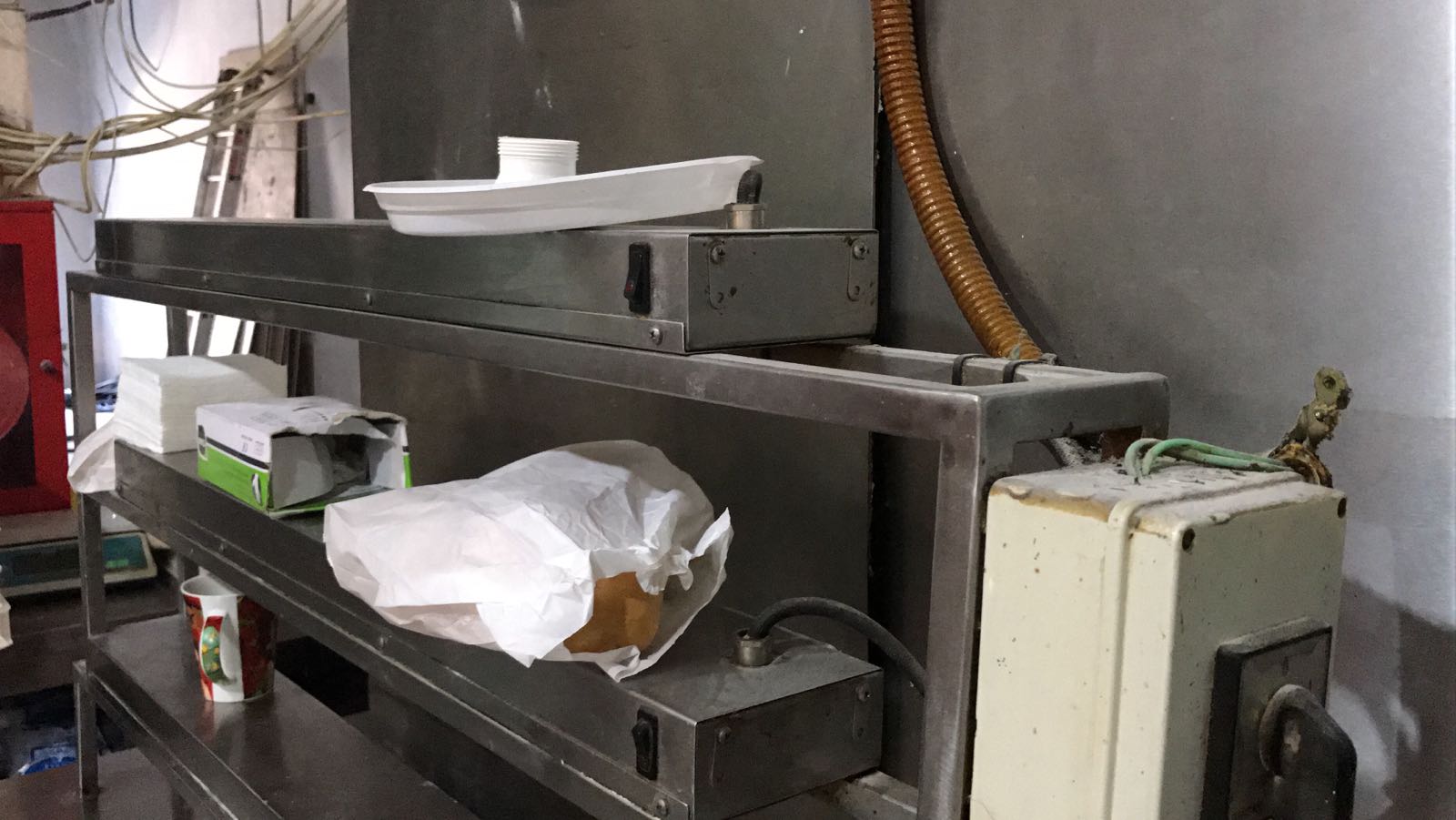 VIDEO/FOTO: Un important restaurant din Constanța, controlat de inspectorii OPC. Mâncare gătită în șantier