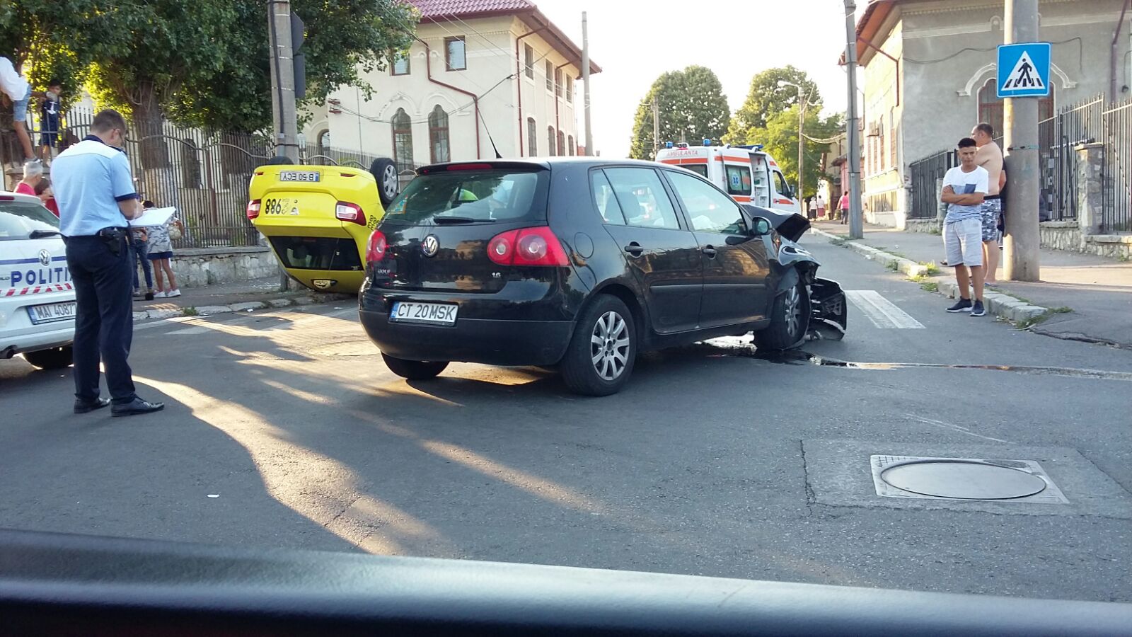 FOTO – Accident GRAV: Un taxi s-a răsturnat într-o intersecție din CONSTANȚA