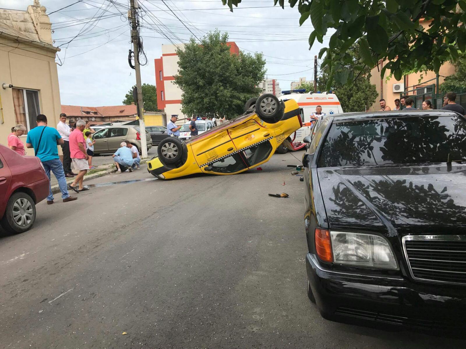 FOTO/UPDATE – Accident rutier în cartierul Faleză Nord. Un taxi s-a RĂSTURNAT