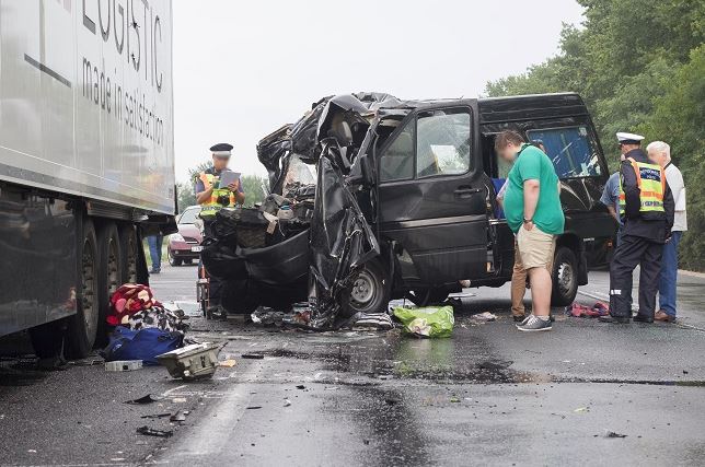 TREI ROMÂNI au MURIT într-un grav accident rutier produs în UNGARIA