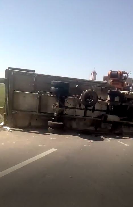FOTO/ VIDEO: Accident rutier în județul Tulcea. Un camion s-a RĂSTURNAT