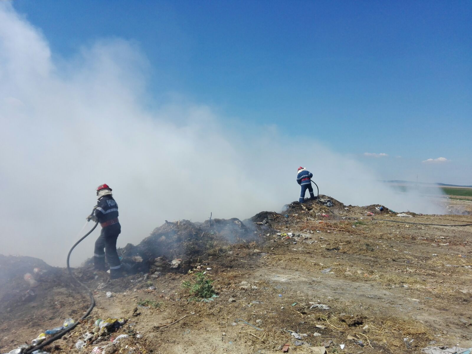 FOTO/ TULCEA: Arde groapa de gunoi din Ceamurlia de Jos