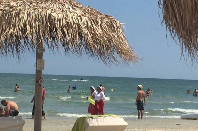 MAMAIA: Dosare penale pentru trei femei care și-au folosit copiii la cerșit pe plajă