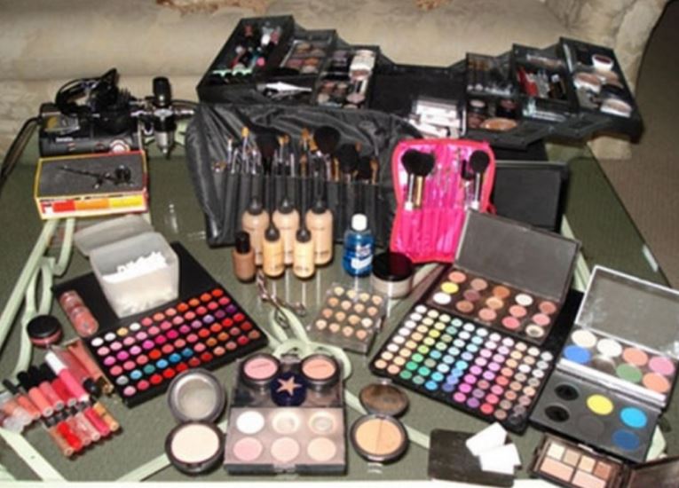 EFORIE: Doi bărbați au fost prinși după ce au furat mai multe produse cosmetice