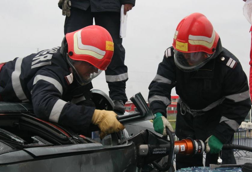 HÂRȘOVA: Accident rutier grav. O persoană este încarcerată