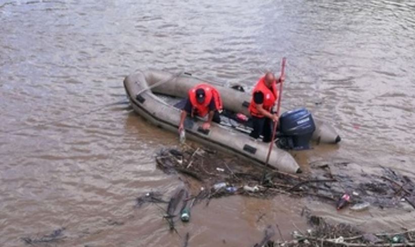 UPDATE – ALERTĂ în TULCEA: Două persoane au căzut cu tractorul într-un pârâu