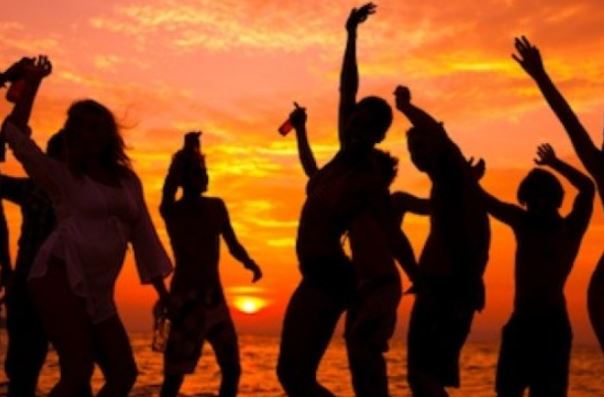 Turiştii au de ales între Mamaia și Vama Veche când vine vorba de distracție