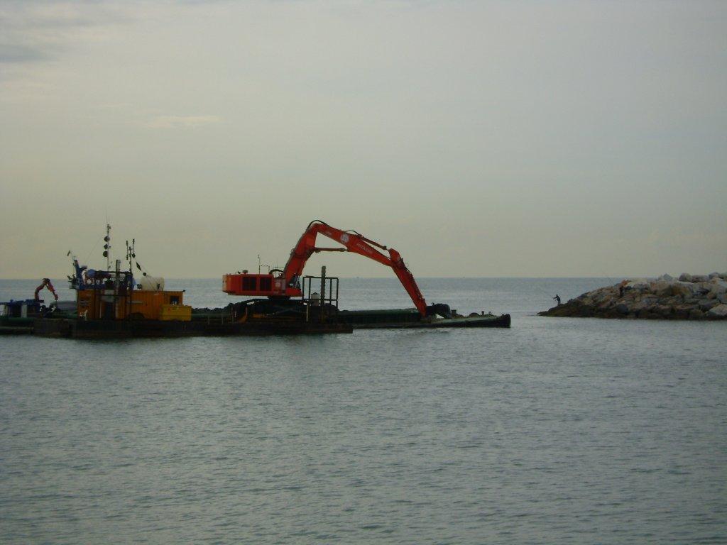 CONSTANȚA: Autoritățile au început dragajul de întreținere în porturile maritime românești
