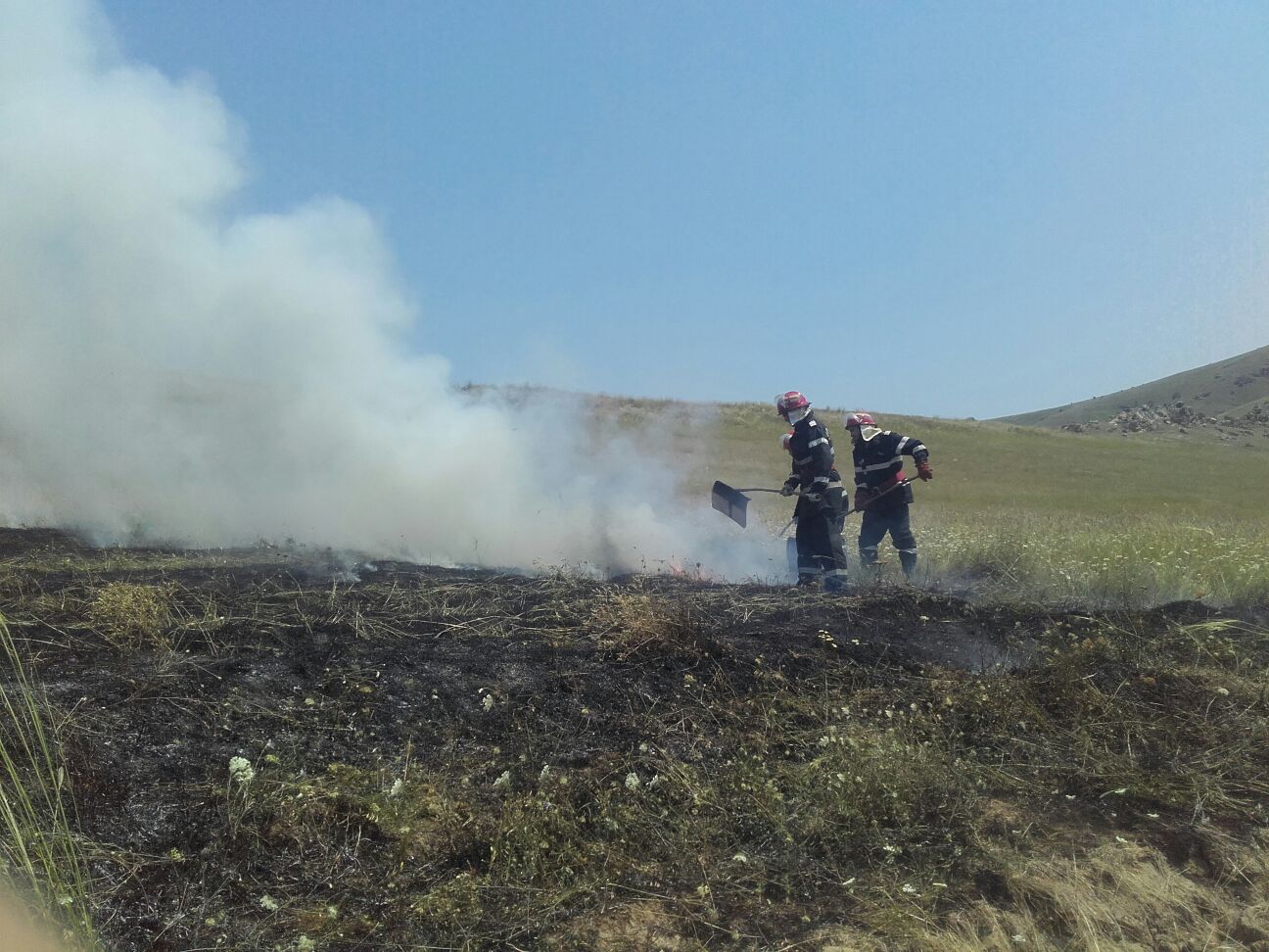 FOTO: Incendiu între două localități din TULCEA. Intervenție dificilă pentru pompieri