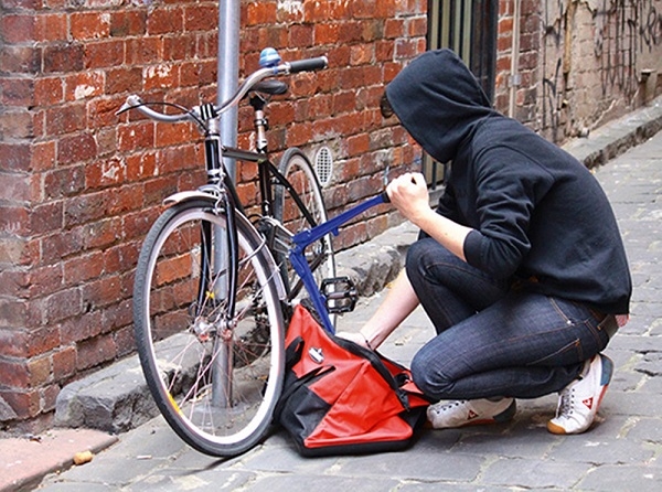 Atenție, se fură biciclete! Doi tineri prinși în flagrant în miez de noapte, la Neptun