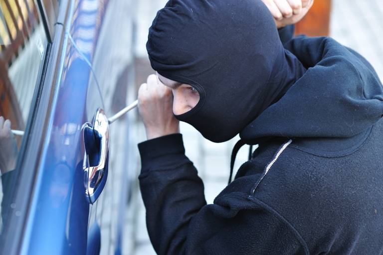 Parcare „cu plată în valută”… Atenţie la neatenţie! La doar 16 ani, un adolescent este un profesionist al furturilor din mașini şi de pe plajă