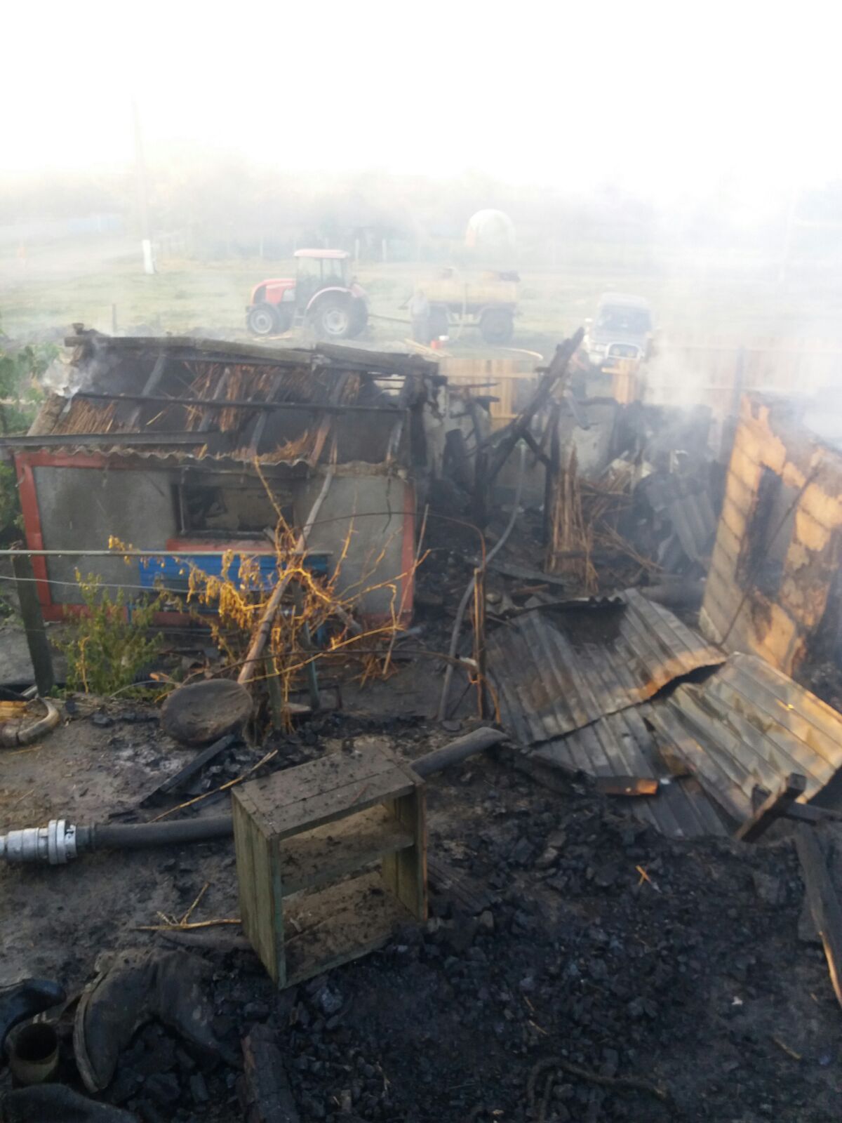 FOTO/TULCEA – Incendiu DEVASTATOR într-o gospodărie din Letea. Un bătrân a ajuns la spital cu arsuri grave