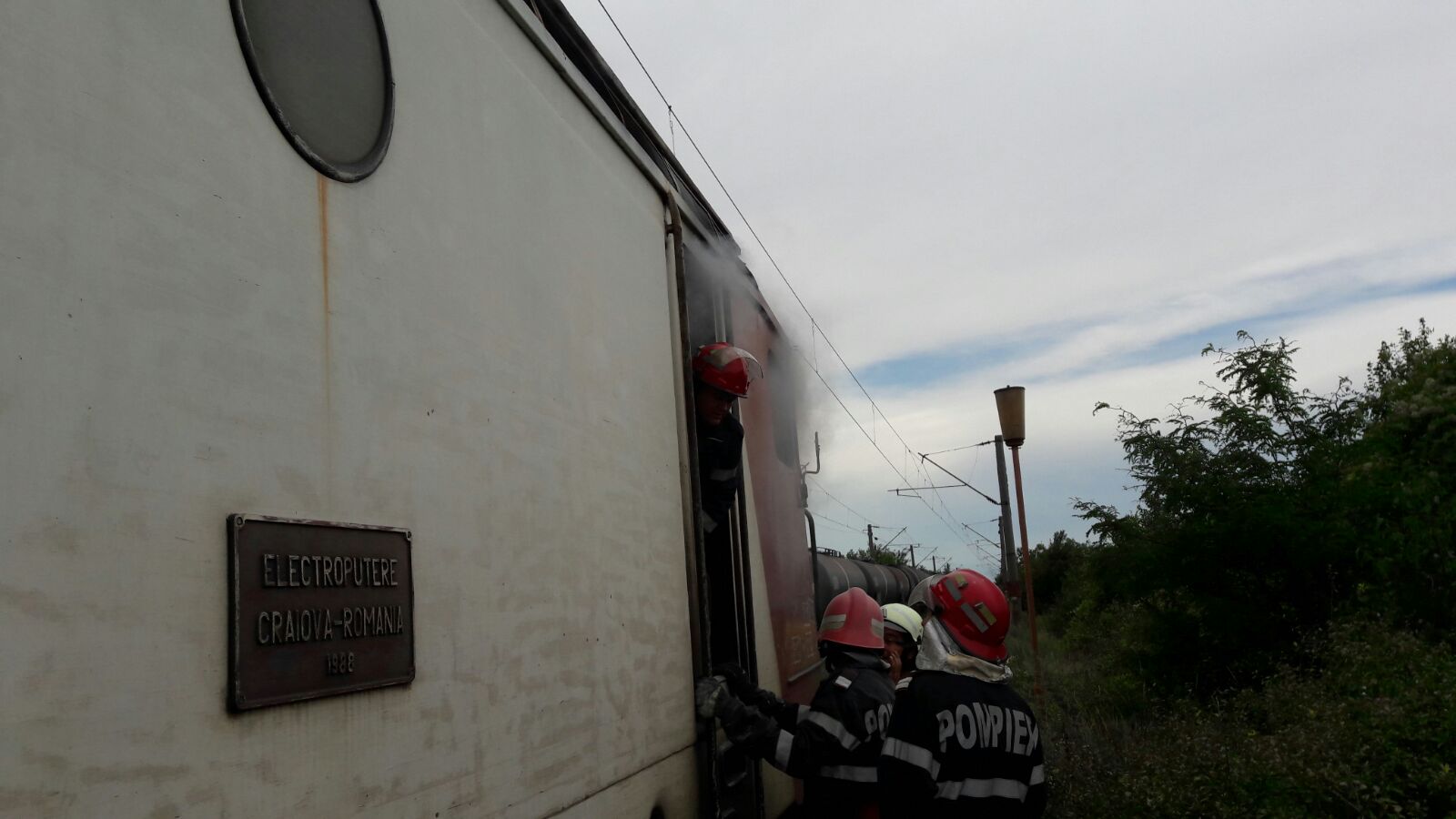 INCENDIU într-o LOCOMOTIVĂ a unui tren plin cu pasageri. Călătorii, preluați de o altă garnitură