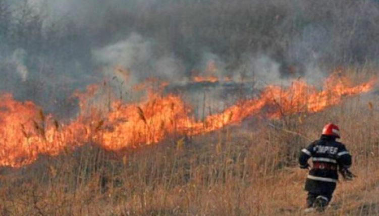 CONSTANŢA: Pompier rănit după ce o autospecială a ISU a fost cuprinsă de flăcări în timpul intervenţiei la un incendiu de mirişte