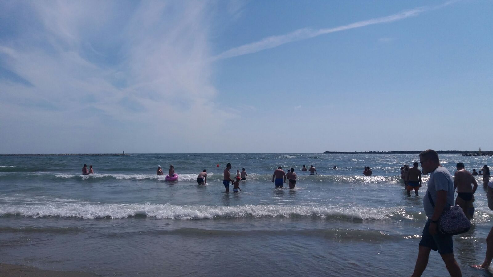 FOTO/ Pericol de ÎNEC pe litoral: Mare extrem de agitată și STEAGURI ROȘII în foișoarele salvamarilor