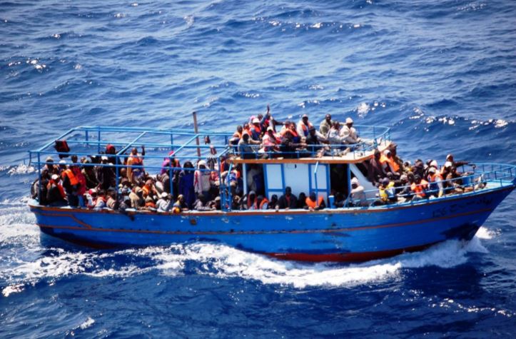 România ar putea prelua mai mulţi migranţi blocaţi pe o navă în apele teritoriale italiene
