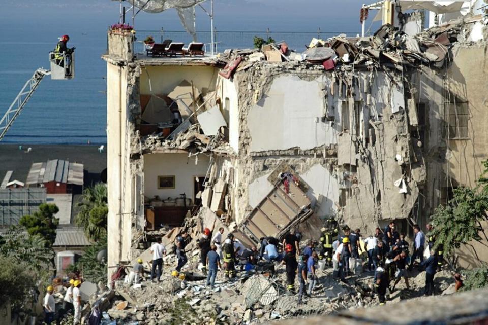 Imobil prăbușit lângă Napoli. Opt persoane decedate