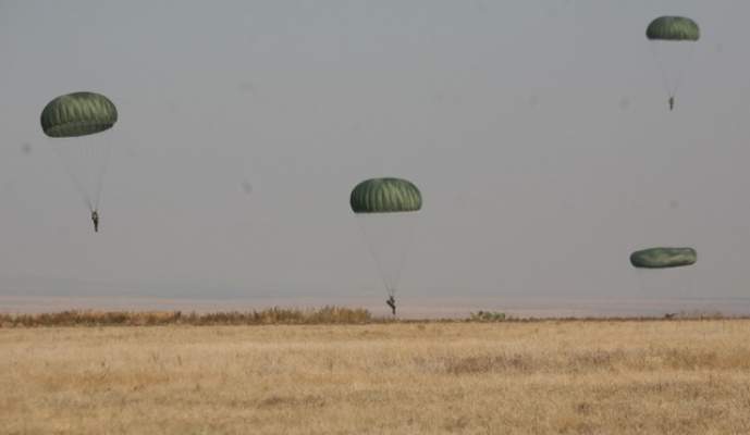 CLUJ – Militari americani răniţi după o paraşutare. Soldaţii au fost internați în spital