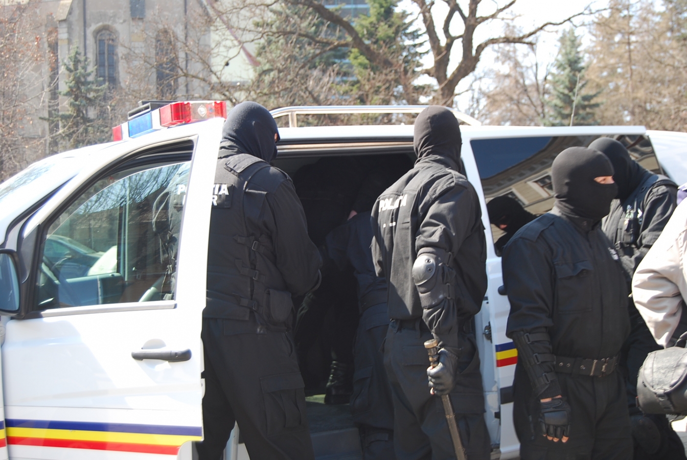 Polițiștii de frontieră efectuează zeci de percheziții în Galați și Vaslui la persoane implicate în traficul cu țigări