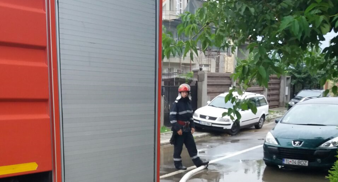 TULCEA/FOTO/VIDEO: Pompierii intervin după ploaia care a inundat municipiul