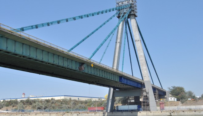 O bucată din pilonul central al Podului de la AGIGEA a căzut pe carosabil!