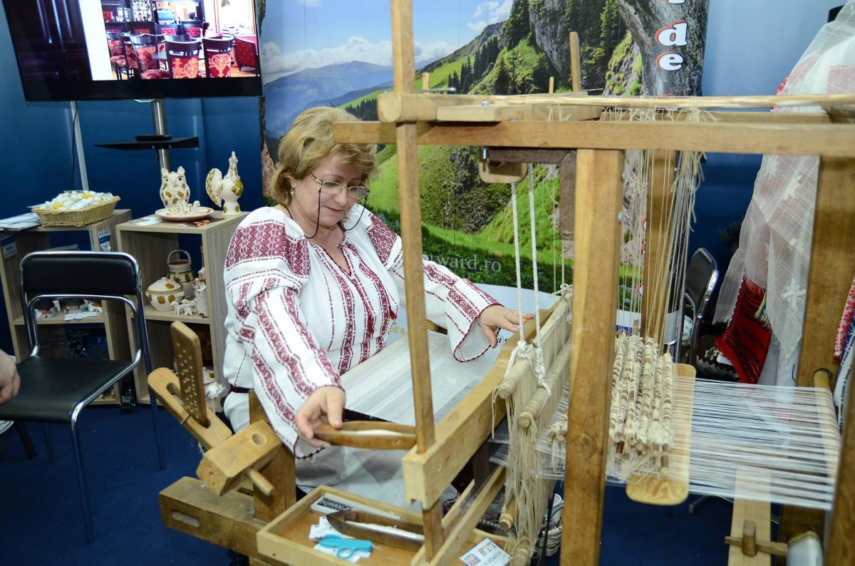 Singura familie de sericicultori din România ajunge la Constanța, la târgul de țesut