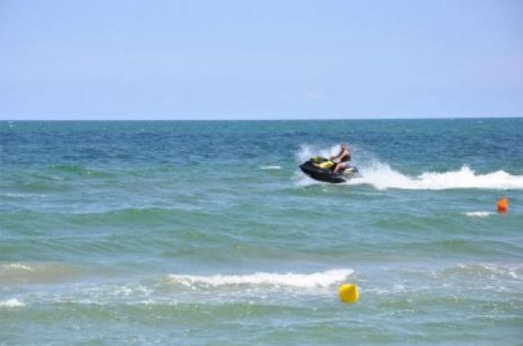 Incident GRAV în MAMAIA! Un salvamar a fost lovit de un skijet