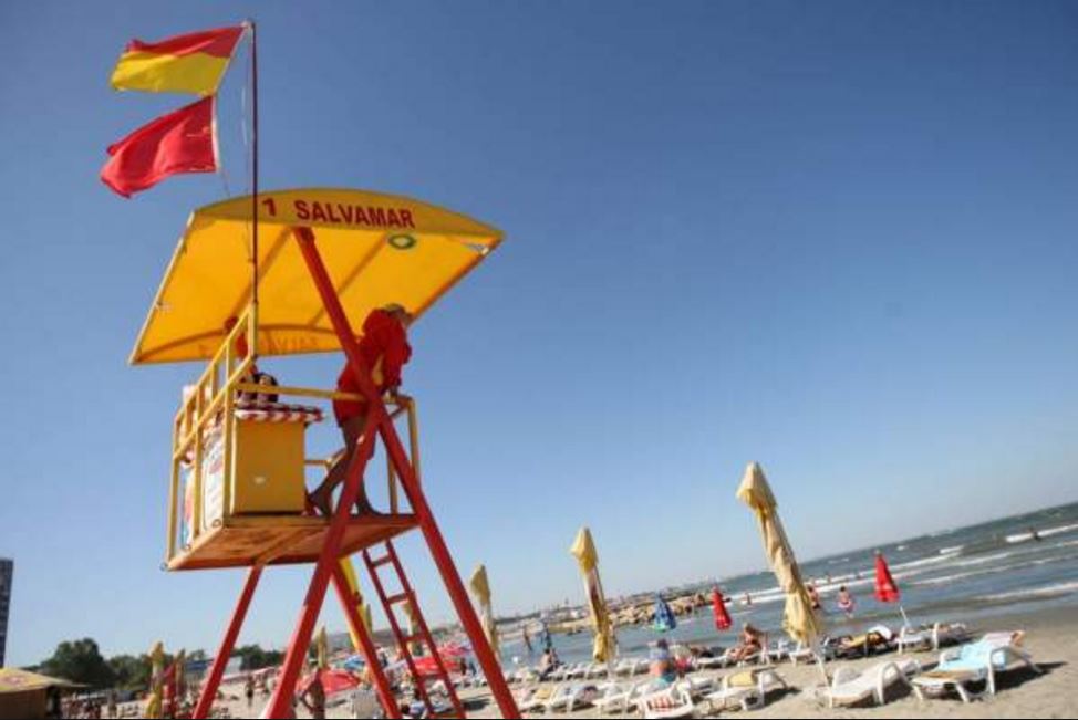 Steag ROȘU pe plajele din sudul litoralului. Salvamarii cer insistent turiștilor să nu ignore pericolul