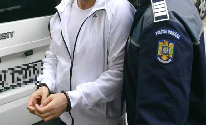 CONSTANȚA: Bărbat reținut de polițiști în flagrant după ce ar fi șantajat o tânără